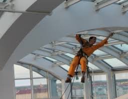 мытьё окон альпинистами