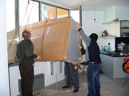 поднять мебель через окно