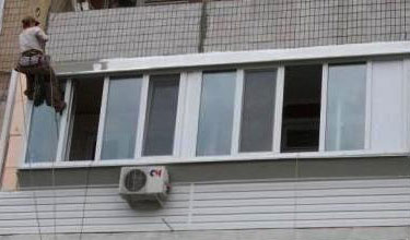 обшивка балкона сайдингом альпинистами